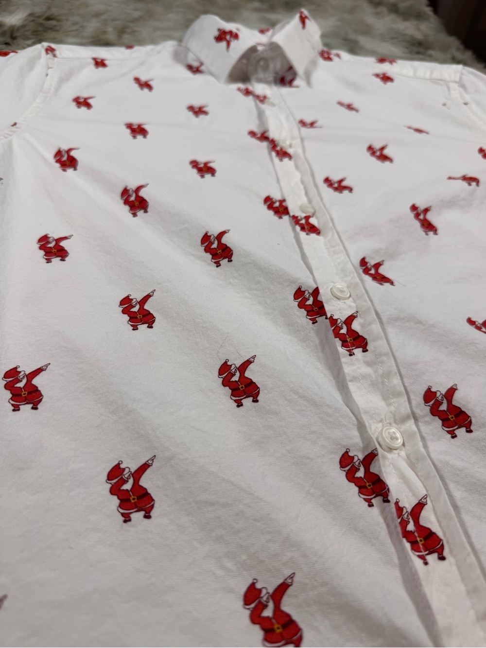 Denim & Flower White Short Sleeve Button-Down Shirt with Red Santa Dapping Print